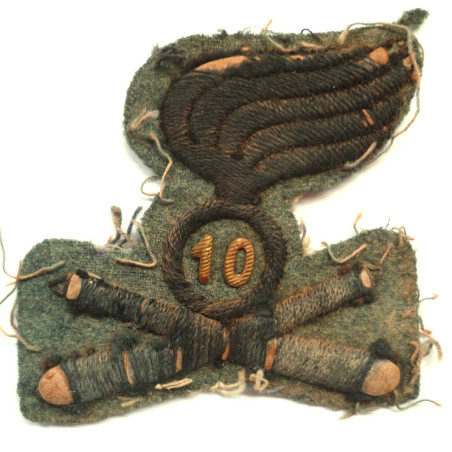 WW2 Italian 10th Artillery Cloth Hat Badge