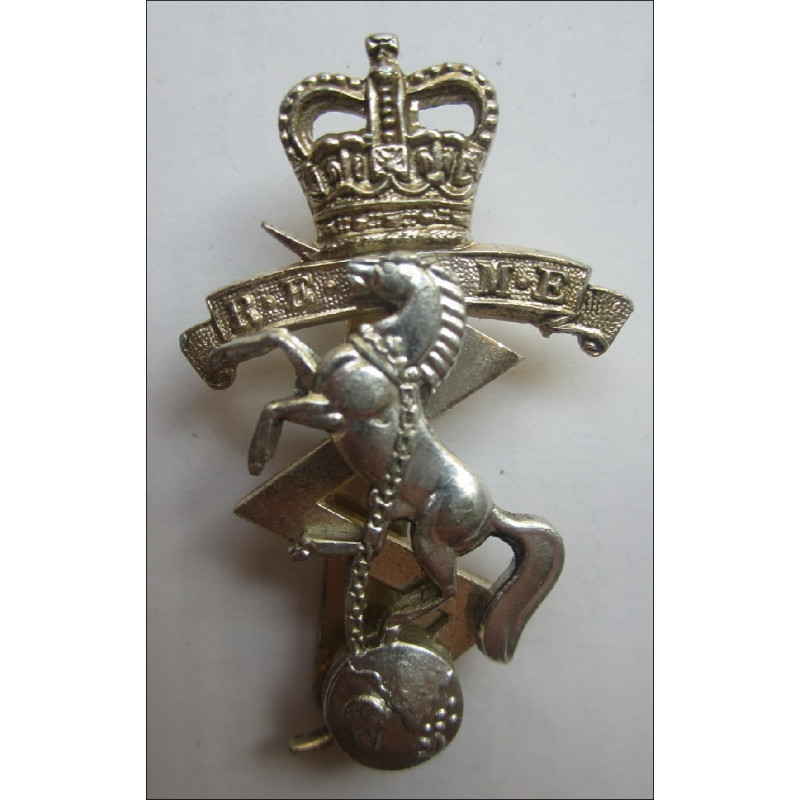 British Army Royal Electrical Mechanical Engineers REME Cap Badge.